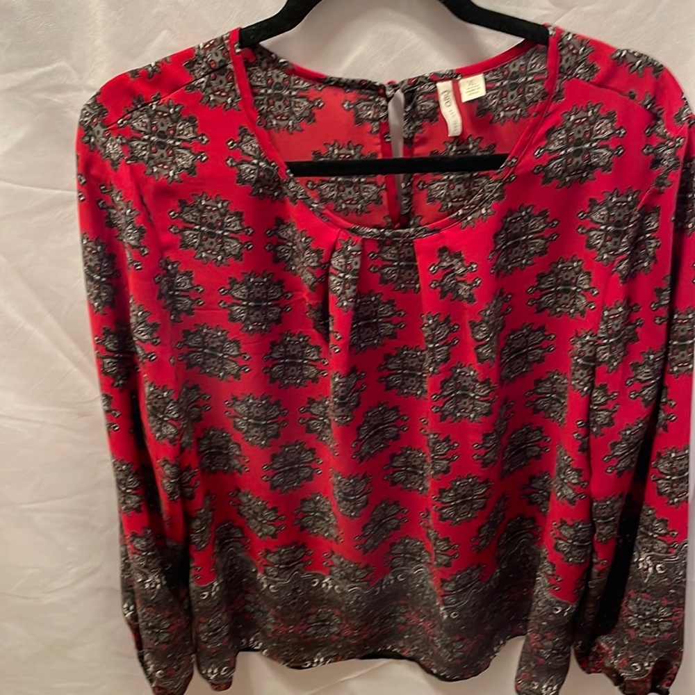 Cato women’s X large blouse red black gray design back button closure like new